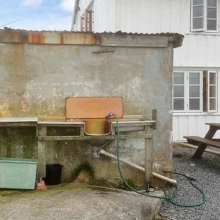 Six-bedroom In Hébergement de vacances Bud